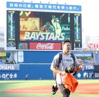 　練習を終えてベンチへ戻る田中将（撮影・西岡正）