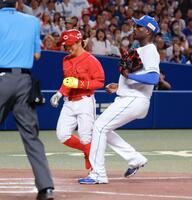 　１１回、マルテ（右）の暴投で代走・羽月が生還