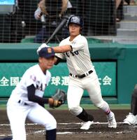 　１回、白鳥は先制となる適時打を放つ