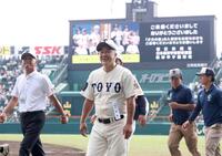 　試合に勝利し笑顔を見せる岡田監督（中央）