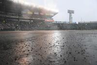 　降雨のため中断する第３試合＝甲子園