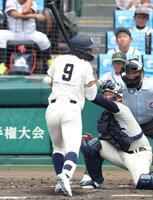 　１０回、勝ち越しの押し出し死球を受ける西日本短大付・斉藤大将（撮影・中田匡峻）