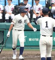 　１０回、弘前学院聖愛・芹川丈治（１）から勝ち越しの押し出し死球を受けた西日本短大付・斉藤大将（撮影・中田匡峻）