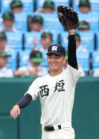 　６回、中堅手の西日本短大付・奥駿仁が好捕し、笑顔を見せる中野琉碧（撮影・中田匡峻）