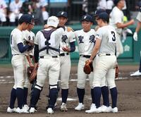 　７回、ピンチで伝令に駆けつけた弘前学院聖愛・水木海志主将（右から３人目）＝撮影・中田匡峻