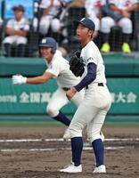 　４回、西日本短大付・山下航輝（奥）に先制２ランを浴びた弘前学院聖愛・芹川丈治（撮影・中田匡峻）