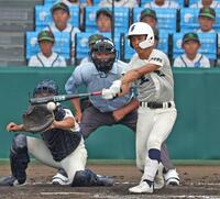 　４回、左前へ同点２点適時打を放つ弘前学院聖愛・沢田蓮（撮影・中田匡峻）