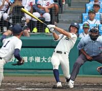 　４回、右中間へ先制２ランを放つ西日本短大付・山下航輝（撮影・中田匡峻）