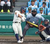 　４回、右中間へ先制２ランを放つ西日本短大付・山下航輝（撮影・中田匡峻）