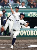　４回、先制２ランを放った西日本短大付・山下航輝（撮影・中田匡峻）