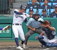 　１回、センターへ先制適時二塁打を放つ聖隷クリストファー・渡部哉斗（撮影・中田匡峻）