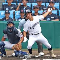 　１回、中前打を放つ聖隷クリストファー・大島歩真（撮影・中田匡峻）