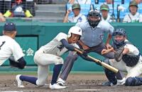 　１０回、犠打を失敗する弘前学院聖愛・菅野裕真（撮影・中田匡峻）