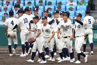 　弘前学院聖愛との接戦を制し、喜ぶ西日本短大付ナイン（撮影・中田匡峻）