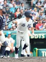 　７回、同点犠飛を放つ西日本短大付・奥駿仁（撮影・石井剣太郎）
