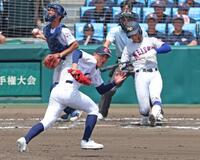 　６回、明秀学園日立・中岡誠志郎（右）を空振り三振に斬り、颯爽とベンチに戻る聖隷クリストファー・高部陸（撮影・中田匡峻）