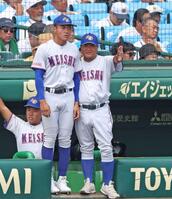 　８回、ピンチで能戸輝夢（左）を伝令で送り出す明秀学園日立・金沢成奉監督（撮影・中田匡峻）