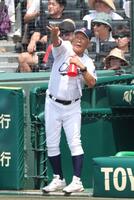 　６回、ベンチから指示を出す聖隷クリストファー・上村敏正監督（撮影・中田匡峻）