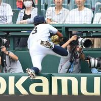 　２回、青藍泰斗・白土秀哉の飛球をカメラ席に飛び込んで捕球する佐賀北・宮崎淳多（撮影・西田忠信）