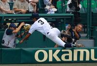 　ファウルフライをカメラマン席に飛び込みながらキャッチする佐賀北・宮崎（撮影・石湯恒介）