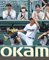 　２回、青藍泰斗・白土秀哉の飛球をカメラ席に飛び込んで捕球した佐賀北・宮崎淳多（撮影・西田忠信）