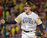 　７回、五十幡を空振り三振に仕留めガッツポーズの有原