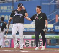 　始球式のキャッチャーを務める元ロッテ監督の井口資仁氏（右）。バッターを務める安田と共に登場（撮影・開出牧）