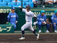 　３回、勝ち越し打を放つ佐賀北・片渕（撮影・石湯恒介）