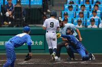 　２回、押し出しのデッドボールを受ける佐賀北・山下（撮影・石湯恒介）