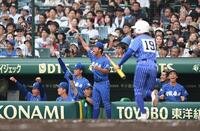 　４回、得点に沸く青藍泰斗ナイン（撮影・西田忠信）