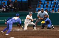 　１０回、サヨナラのスクイズを決める佐賀北・山下（撮影・石湯恒介）