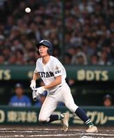 　１０回、サヨナラスクイズを決める佐賀北・山下泰槻（撮影・西田忠信）