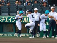 　家永そらさん（左）ら佐賀北のボールパーソン（撮影・石湯恒介）