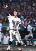 　１０回、山下のサヨナラスクイズで生還しガッツポーズする佐賀北の三走・塚原