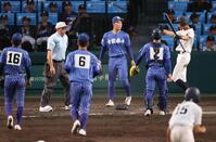 　タイブレークの１０回、佐賀北・山下にサヨナラスクイズを許した青藍泰斗・永井（中央）