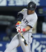 　５回、左越えに二塁打を放つ乙坂（撮影・西岡正）