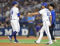 　６回、三浦監督（右）に降板を告げられるケイ（撮影・西岡正）