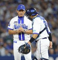 　６回、マウンドで山本（右）と話す三浦監督（撮影・西岡正）