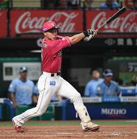 　８回、村林は右前適時打を放つ（撮影・佐藤厚）
