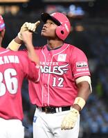 　８回、ゴンザレスは左前に２点適時打を放ち、天を仰ぐ（撮影・佐藤厚）