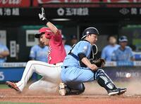 　８回、ゴンザレスの左前適時打で二走・村林（左）が生還（撮影・佐藤厚）