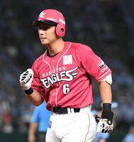 　８回、村林は右前適時打を放つ（撮影・佐藤厚）