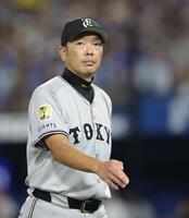 　７回、投手交代を終え、ベンチへ引き上げる阿部監督（撮影・西岡正）