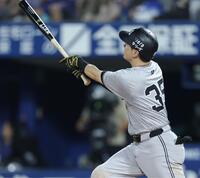 　６回、右越えソロを放つ泉口（撮影・西岡正）