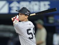 　５回、左越えに二塁打を放つ乙坂（撮影・西岡正）