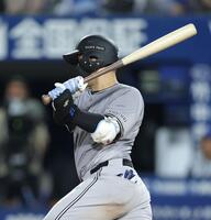 　４回、中前適時打を放つ岸田（撮影・西岡正）