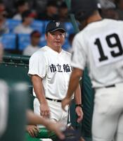 　ベンチで指示を出す市船橋の海上監督