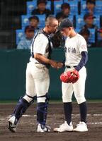 　５回、明豊・井上に適時三塁打を許し市船橋・花嶋（左）と話す島田