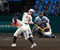 　５回、適時三塁打を放つ明豊・井上（撮影・石湯恒介）