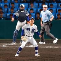 　６回、ピンチをしのいだ明豊・寺本（撮影・石湯恒介）